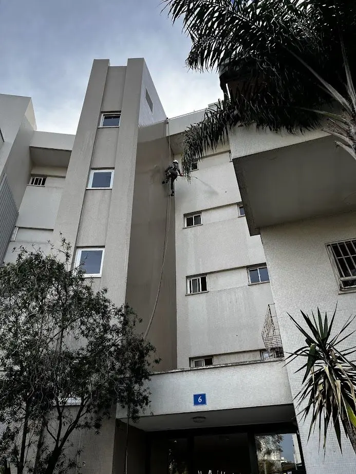 שיפוץ חזית לאחר נזקים ממלחמה בראשון לציון, דליה 8 — תמונה 3 מתוך 12
