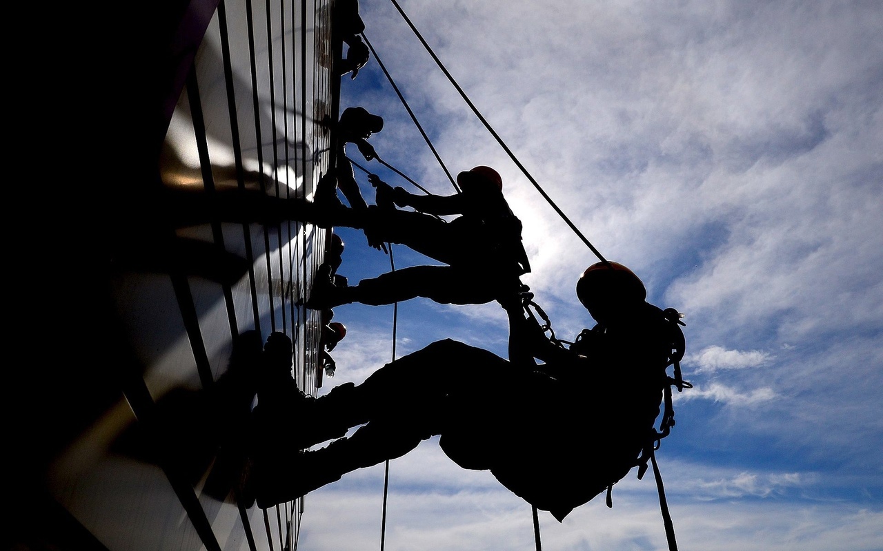 שיפוץ חזית לאחר נזקים ממלחמה בראשון לציון